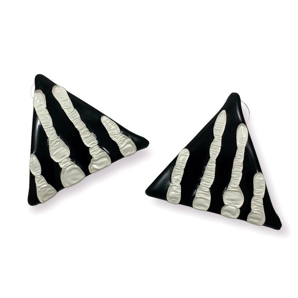 Vintage large triangular black and white pinstripe enamel earrings - Picture 9 of 11